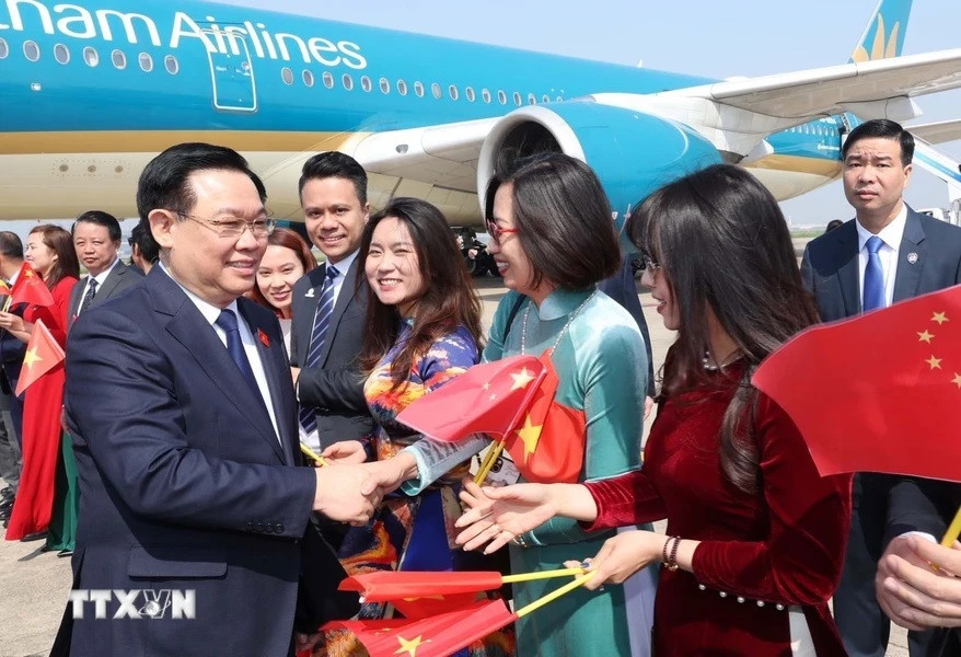 Cán bộ, nhân viên Tổng lãnh sự quán và đại diện kiều bào ở Thượng Hải đón Chủ tịch Quốc hội Vương Đình Huệ tại sân bay Hồng Kiều Thượng Hải (Ảnh: Nhan Sáng/TTXVN)