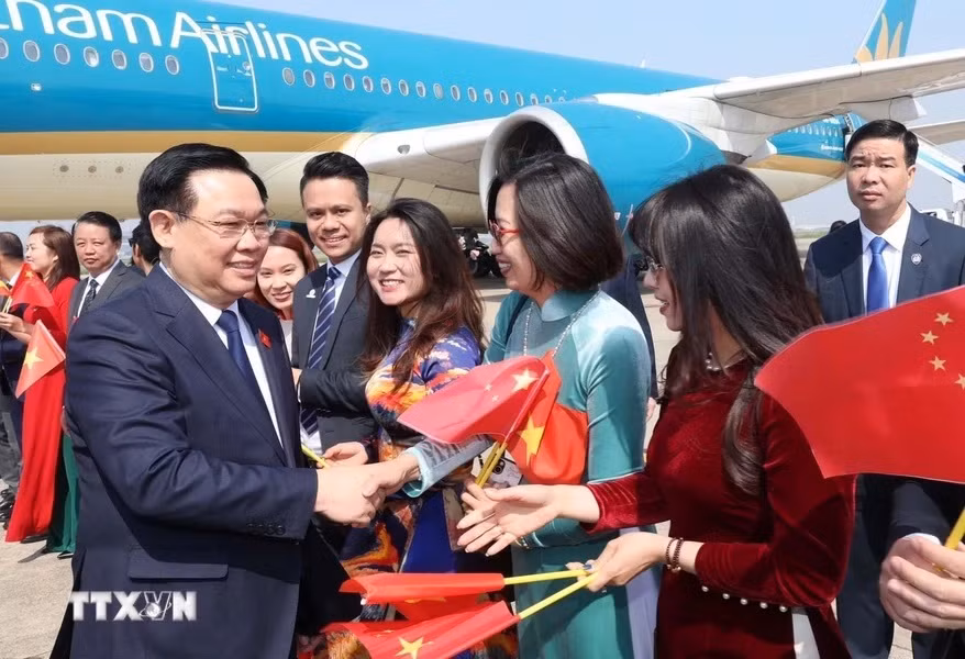 Cán bộ, nhân viên Tổng lãnh sự quán và đại diện kiều bào ở Thượng Hải đón Chủ tịch Quốc hội Vương Đình Huệ tại sân bay Hồng Kiều Thượng Hải (Ảnh: Nhan Sáng/TTXVN)