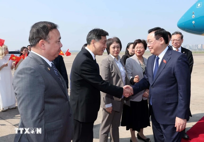 Lãnh đạo thành phố Thượng Hải đón Chủ tịch Quốc hội Vương Đình Huệ tại sân bay Hồng Kiều Thượng Hải (Ảnh: Nhan Sáng/TTXVN)