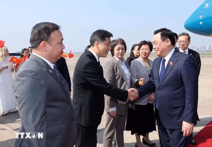 Lãnh đạo thành phố Thượng Hải đón Chủ tịch Quốc hội Vương Đình Huệ tại sân bay Hồng Kiều Thượng Hải (Ảnh: Nhan Sáng/TTXVN)