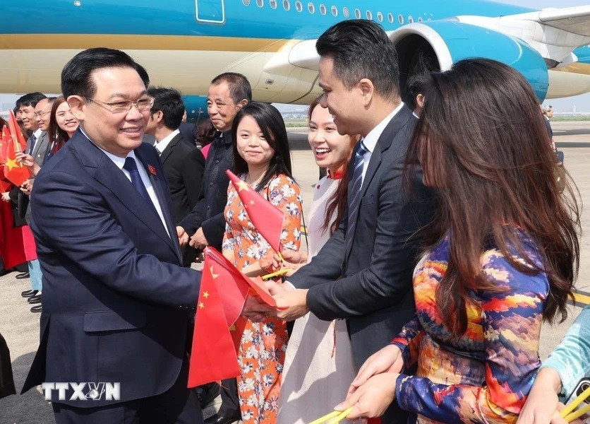 Cán bộ, nhân viên Tổng lãnh sự quán và đại diện kiều bào ở Thượng Hải đón Chủ tịch Quốc hội Vương Đình Huệ tại sân bay Hồng Kiều Thượng Hải (Ảnh: Nhan Sáng/TTXVN)