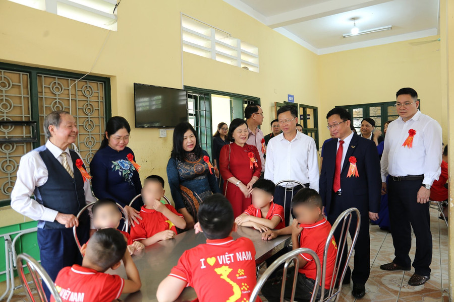 Lãnh đạo Bộ GD&ĐT, lãnh đạo Tỉnh ủy, HĐND, UBND tỉnh, lãnh đạo, nguyên lãnh đạo Sở GD&ĐT thăm hỏi các cháu học sinh học. Lãnh đạo Bộ GD&ĐT, lãnh đạo Tỉnh ủy, HĐND, UBND tỉnh, lãnh đạo, nguyên lãnh đạo Sở GD&ĐT thăm hỏi các cháu học sinh học.