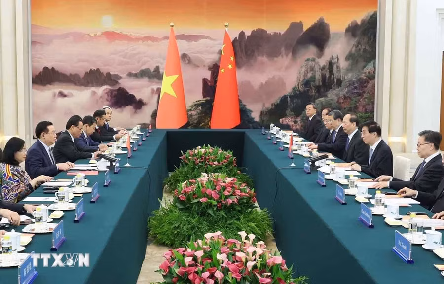 Chủ tịch Quốc hội Vương Đình Huệ hội kiến Chủ tịch Chính hiệp Toàn quốc Trung Quốc Vương Hộ Ninh. (Ảnh: Nhan Sáng/TTXVN)