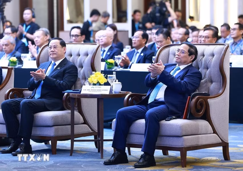 Thủ tướng Phạm Minh Chính và Thủ tướng Lào Sonexay Siphandone tham dự Diễn đàn Tương lai ASEAN 2024 tại Hà Nội, sáng 23/4. (Ảnh: Dương Giang/TTXVN)