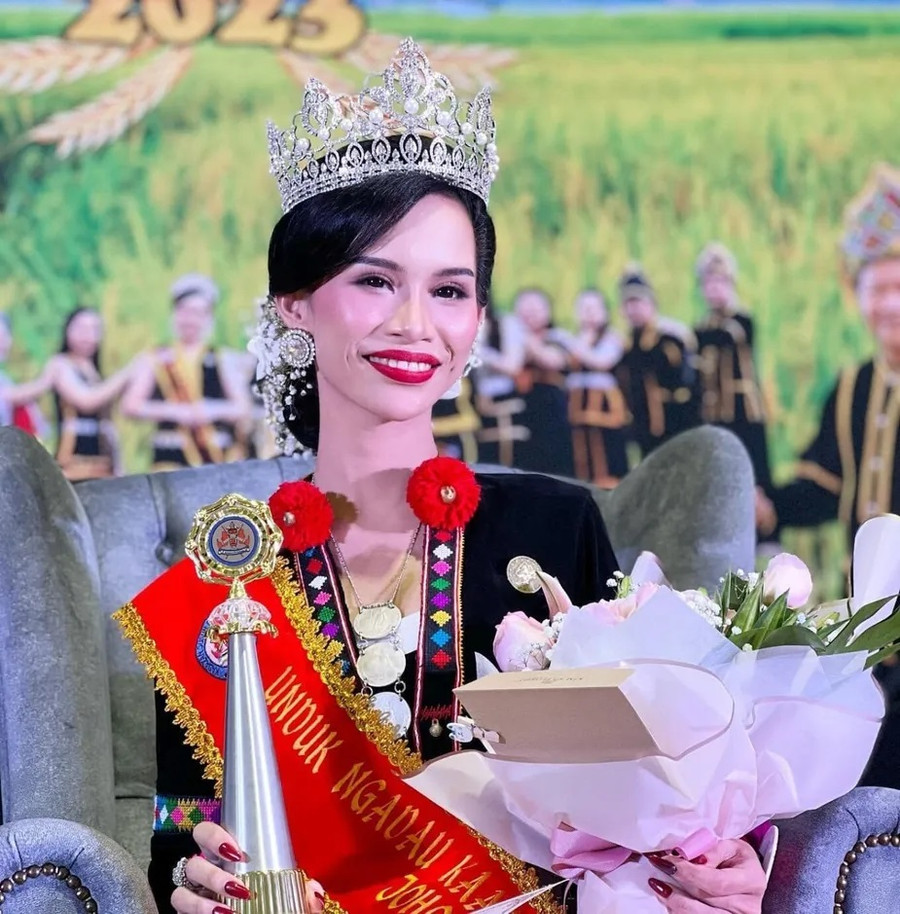Viru Nikah Terinsip đăng quang cuộc thi sắc đẹp Unduk Ngadau Johor năm 2023. Viru Nikah Terinsip đăng quang cuộc thi sắc đẹp Unduk Ngadau Johor năm 2023.