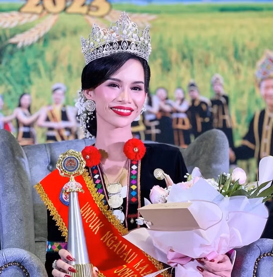 Viru Nikah Terinsip đăng quang cuộc thi sắc đẹp Unduk Ngadau Johor năm 2023.