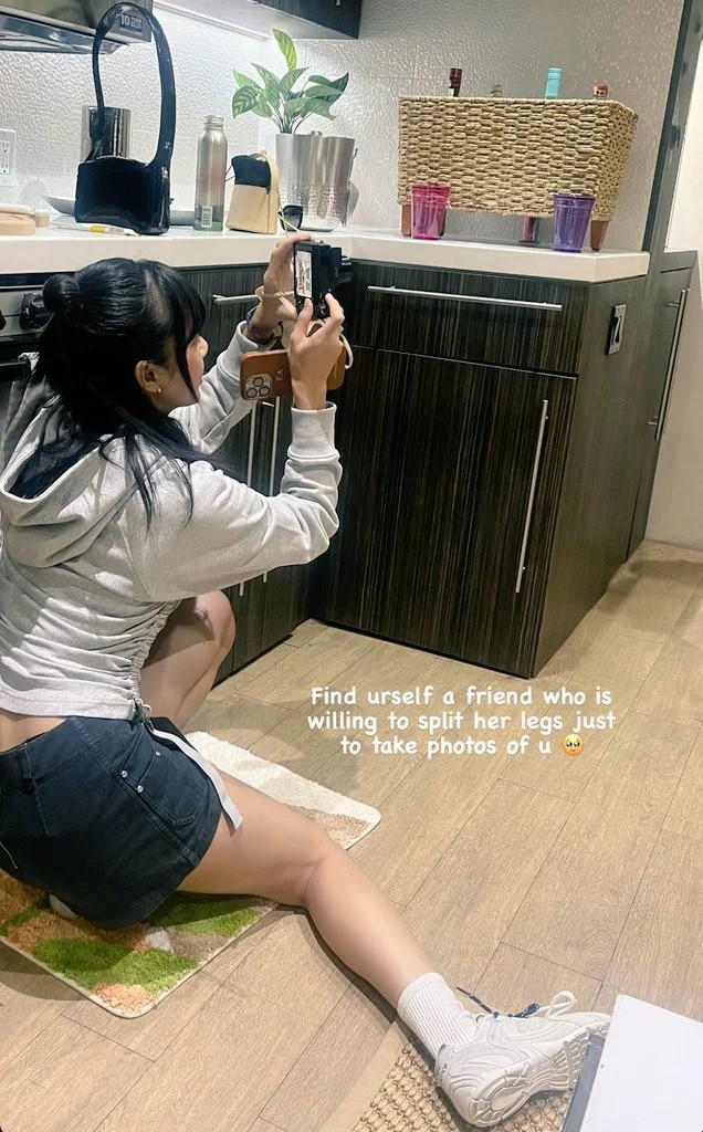 Bạn thân vô tình để lộ bằng chứng về mối quan hệ tình cảm của Lisa.