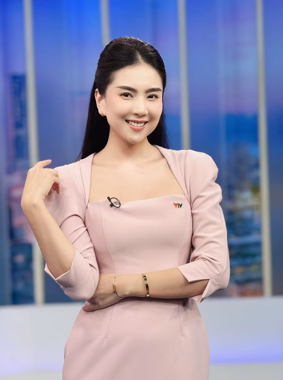 Nữ 'MC đẹp nhất VTV' đã ly hôn chồng thiếu gia sau 17 năm gắn bó.