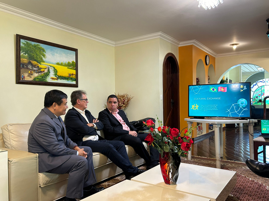 Đại sứ Bùi Văn Nghị nghe giới thiệu về Dự án đào tạo cầu thủ bóng đá online với Việt Nam.