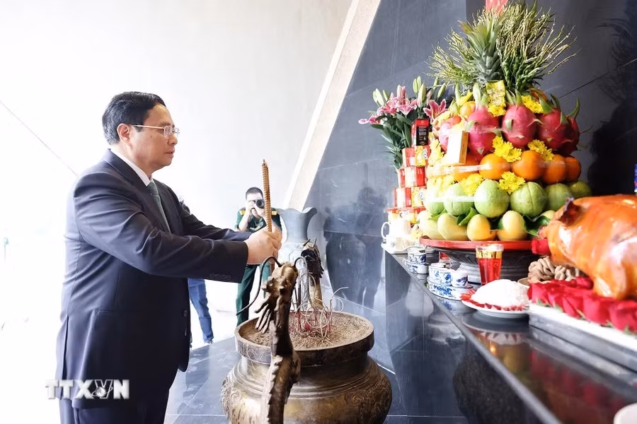 Thủ tướng Phạm Minh Chính dâng hương tưởng niệm các Anh hùng liệt sỹ tại Nghĩa trang Liệt sỹ A1. (Ảnh: Dương Giang/TTXVN)