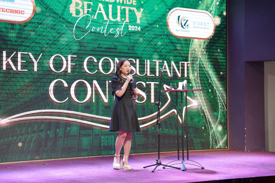 Thí sinh Nguyễn Thị Thanh Tâm, giải vàng hạng mục KOC, đang thể hiện phần thi và trả lời các câu hỏi từ ban giám khảo (Ảnh: BTC).