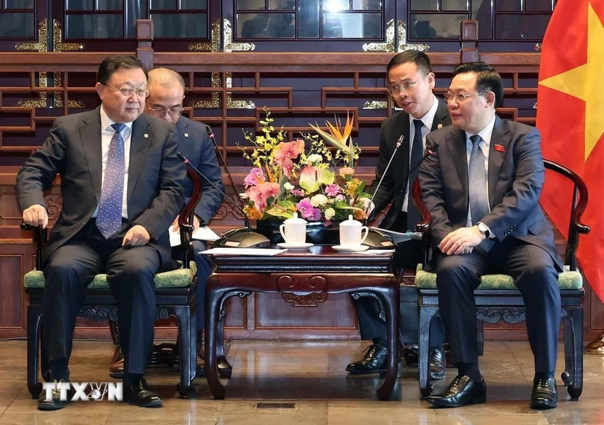 Chủ tịch Quốc hội Vương Đình Huệ tiếp ông Vương Đồng Trụ, Chủ tịch Hội đồng quản trị Tập đoàn xây dựng giao thông Trung Quốc. (Ảnh: Nhan Sáng/TTXVN)