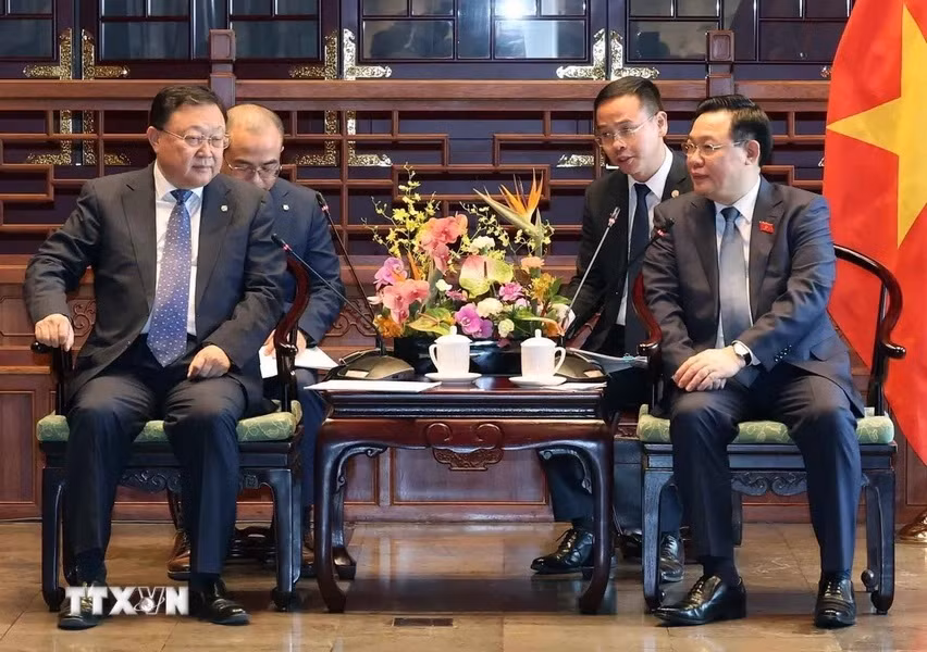 Chủ tịch Quốc hội Vương Đình Huệ tiếp ông Vương Đồng Trụ, Chủ tịch Hội đồng quản trị Tập đoàn xây dựng giao thông Trung Quốc. (Ảnh: Nhan Sáng/TTXVN)