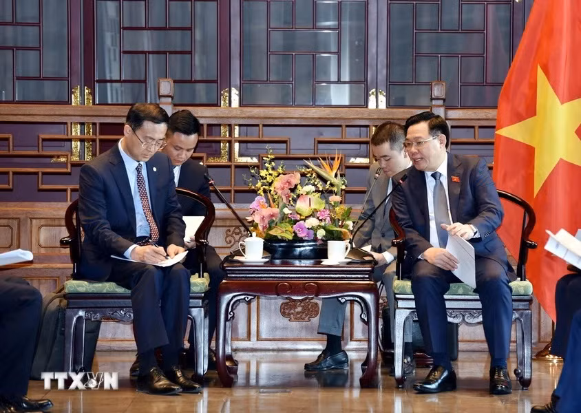 Chủ tịch Quốc hội Vương Đình Huệ đề nghị lãnh đạo Tập đoàn Energy China tiếp tục tìm kiếm cơ hội đầu tư mới, mở rộng các dự án năng lượng tại Việt Nam. (Ảnh: Thành Dương/TTXVN)