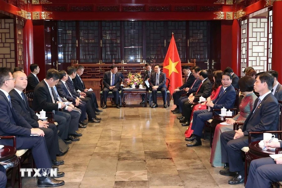 Chủ tịch Quốc hội Vương Đình Huệ tiếp ông Vương Đồng Trụ, Chủ tịch Hội đồng quản trị Tập đoàn xây dựng giao thông Trung Quốc. (Ảnh: Nhan Sáng/TTXVN)