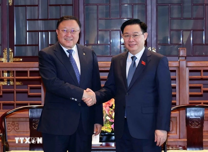 Chủ tịch Quốc hội Vương Đình Huệ tiếp ông Vương Đồng Trụ, Chủ tịch Hội đồng quản trị Tập đoàn xây dựng giao thông Trung Quốc. (Ảnh: Nhan Sáng/TTXVN)