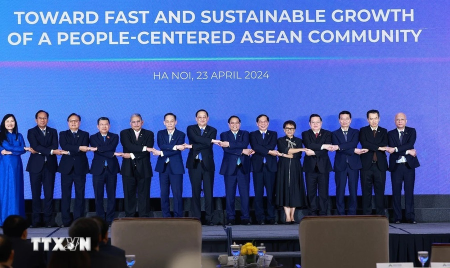 Thủ tướng Phạm Minh Chính và Thủ tướng Lào Sonexay Siphandone cùng các trưởng đoàn các nước ASEAN tham dự Diễn đàn Tương lai ASEAN 2024. (Ảnh: Dương Giang/TTXVN) Thủ tướng Phạm Minh Chính và Thủ tướng Lào Sonexay Siphandone cùng các trưởng đoàn các nước ASEAN tham dự Diễn đàn Tương lai ASEAN 2024. (Ảnh: Dương Giang/TTXVN)