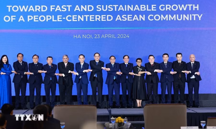 Thủ tướng Phạm Minh Chính và Thủ tướng Lào Sonexay Siphandone cùng các trưởng đoàn các nước ASEAN tham dự Diễn đàn Tương lai ASEAN 2024. (Ảnh: Dương Giang/TTXVN)