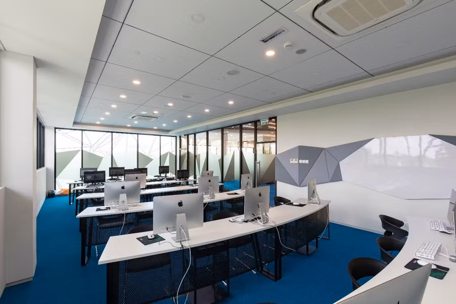 Sinh viên BUV còn được học tập và làm việc trong phòng lab hiện đại, được trang bị đầy đủ và tiện nghi như một Game Studio thực tế.