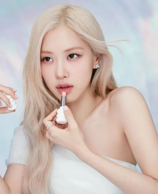Rosé (BLACKPINK) sở hữu nhan sắc xinh đẹp, ngọt ngào.