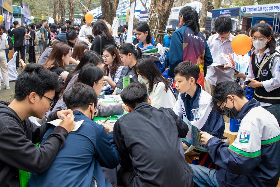 Công tác hướng nghiệp được các đơn vị giáo dục đẩy mạnh thực hiện trong năm 2024 nhằm định hướng nghề nghiệp sớm cho học sinh THPT. Công tác hướng nghiệp được các đơn vị giáo dục đẩy mạnh thực hiện trong năm 2024 nhằm định hướng nghề nghiệp sớm cho học sinh THPT.