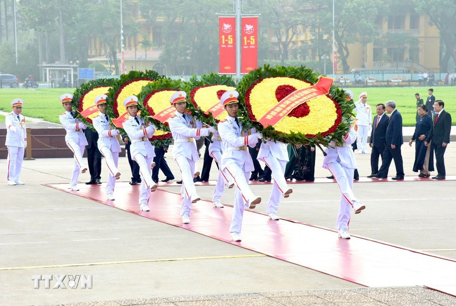 Đoàn đại biểu Ban Chấp hành Trung ương Đảng, Chủ tịch nước, Quốc hội, Chính phủ, Ủy ban Trung ương Mặt trận Tổ quốc Việt Nam đã đặt vòng hoa, vào Lăng viếng Chủ tịch Hồ Chí Minh. (Ảnh: Dương Giang/TTXVN) Đoàn đại biểu Ban Chấp hành Trung ương Đảng, Chủ tịch nước, Quốc hội, Chính phủ, Ủy ban Trung ương Mặt trận Tổ quốc Việt Nam đã đặt vòng hoa, vào Lăng viếng Chủ tịch Hồ Chí Minh. (Ảnh: Dương Giang/TTXVN)