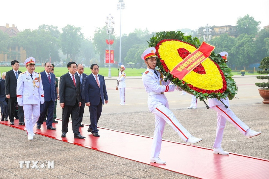 Đoàn đại biểu Ban Chấp hành Trung ương Đảng, Chủ tịch nước, Quốc hội, Chính phủ, Ủy ban Trung ương Mặt trận Tổ quốc Việt Nam vào Lăng viếng Chủ tịch Hồ Chí Minh. (Ảnh: Dương Giang/TTXVN) Đoàn đại biểu Ban Chấp hành Trung ương Đảng, Chủ tịch nước, Quốc hội, Chính phủ, Ủy ban Trung ương Mặt trận Tổ quốc Việt Nam vào Lăng viếng Chủ tịch Hồ Chí Minh. (Ảnh: Dương Giang/TTXVN)
