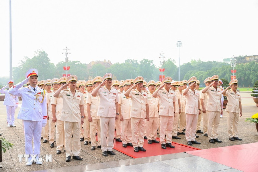 Đoàn đại biểu Đảng ủy Công an Trung ương-Bộ Công an vào Lăng viếng Chủ tịch Hồ Chí Minh. (Ảnh: Dương Giang/TTXVN) Đoàn đại biểu Đảng ủy Công an Trung ương-Bộ Công an vào Lăng viếng Chủ tịch Hồ Chí Minh. (Ảnh: Dương Giang/TTXVN)