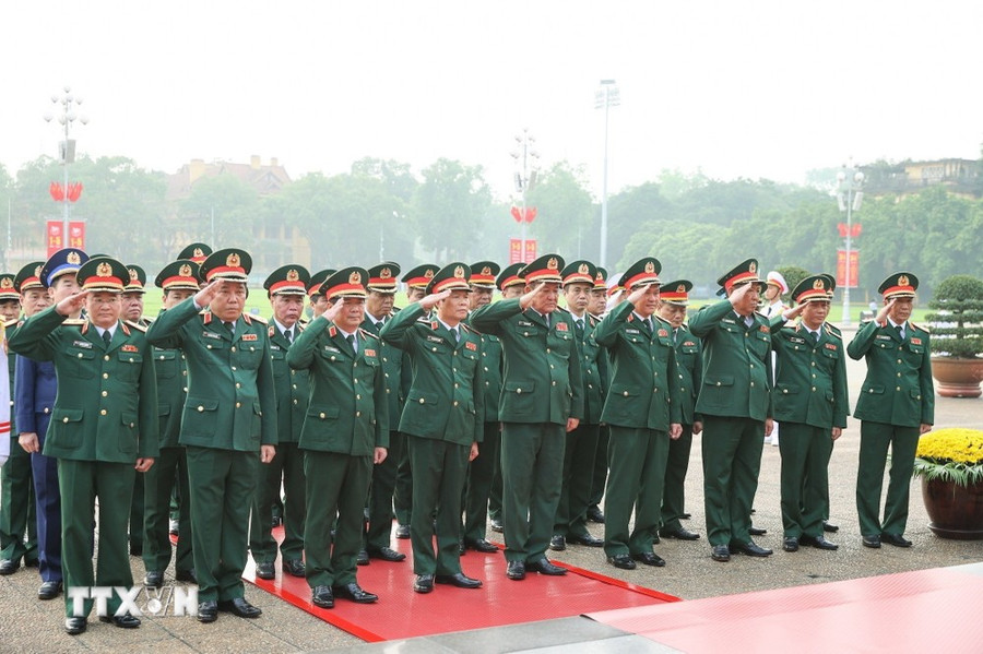 Đoàn đại biểu Quân ủy Trung ương, Bộ Quốc phòng vào Lăng viếng Chủ tịch Hồ Chí Minh. (Ảnh: Dương Giang/TTXVN) Đoàn đại biểu Quân ủy Trung ương, Bộ Quốc phòng vào Lăng viếng Chủ tịch Hồ Chí Minh. (Ảnh: Dương Giang/TTXVN)