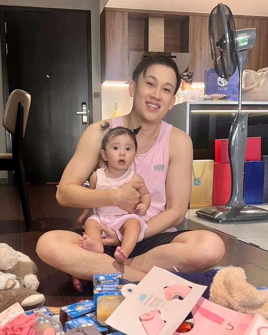 Dương Triệu Vũ chia sẻ ảnh bé Misumi và kể về hành trình của hai mẹ con Bảo Anh.