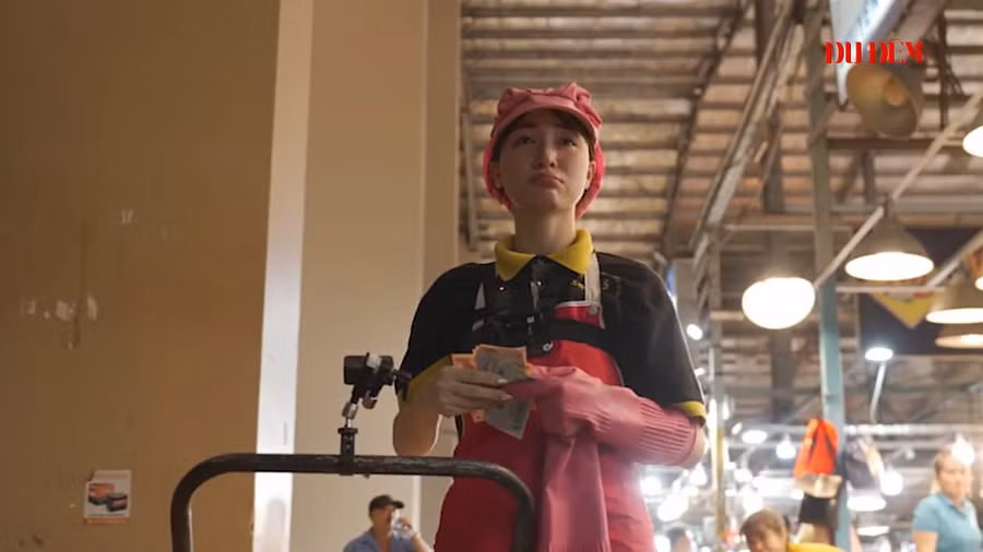 Hòa Minzy đi làm cửu vạn tại chợ cá.