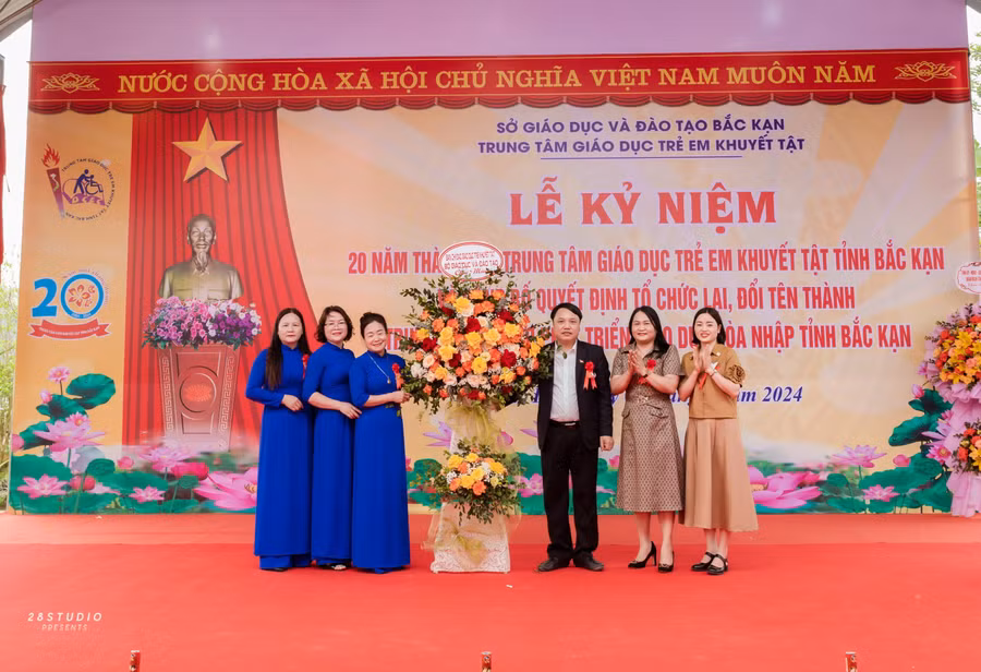 TS Tạ Ngọc Trí - Phó Vụ trưởng Vụ GDTH, Phó Trưởng Ban Thường trực BCĐ Giáo dục trẻ khuyết tật và trẻ em có hoàn cảnh khó khăn Bộ GD&amp;ĐT tặng hoa chúc mừng Trung tâm.