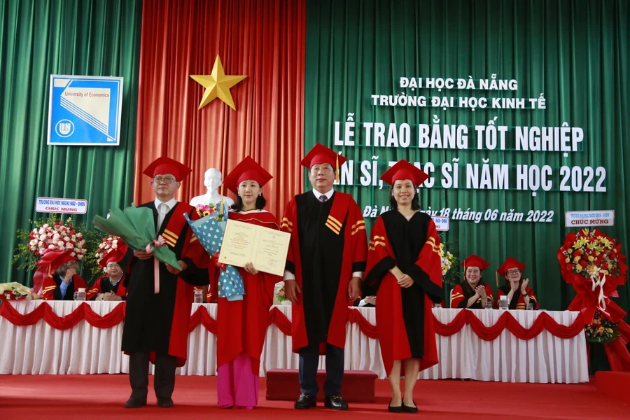 PGS.TS Nguyễn Mạnh Toàn - Hiệu trưởng Trường Đại học Kinh tế, Đại học Đà Nẵng trao bằng cho các tân tiến sĩ.