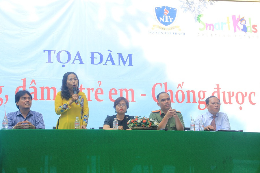 Các khách mời tham gia tọa đàm