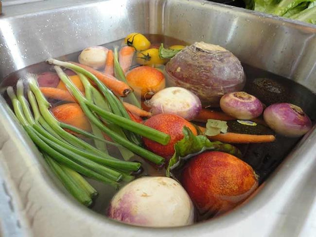 Chuyên gia mách 4 bước rửa rau loại bỏ gần như hoàn toàn thuốc trừ sâu, thuốc kích thích ảnh 2