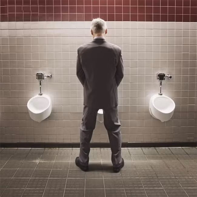 Làm động tác này khi đi tiểu, khỏi phải uống thuốc mà vẫn bổ thận tráng dương ảnh 1