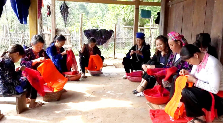 Một buổi làm việc của Hội viên Phụ nữ bản Mạy Hốc.