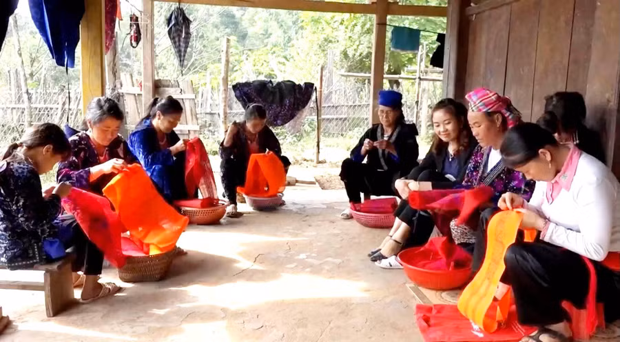 Một buổi làm việc của Hội viên Phụ nữ bản Mạy Hốc.