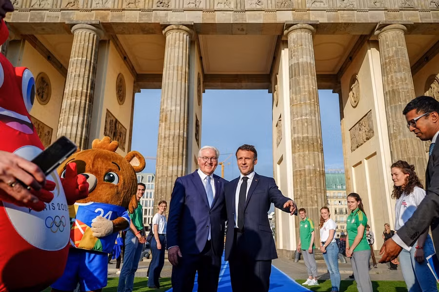 Tổng thống Pháp Emmanuel Macron (phải) và Tổng thống Đức Frank-Walter Steinmeier. 