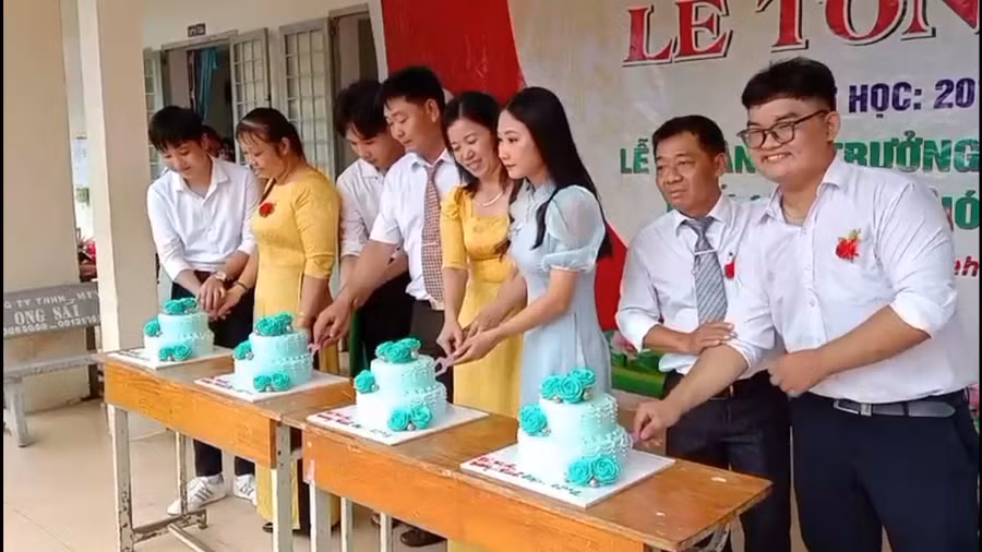 Giáo viên chủ nhiệm tặng bánh sinh nhật cho học sinh lớp 12.