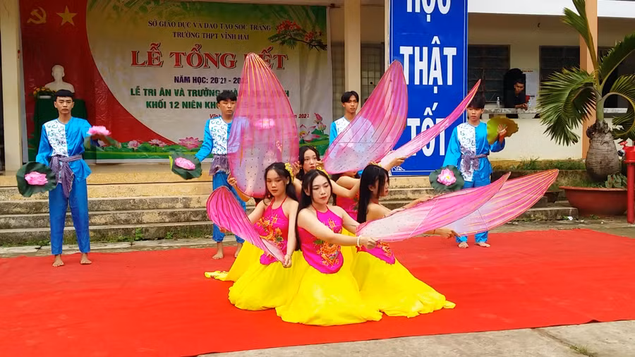 Phần múa, hát do các em học sinh tự biên đạo, trình diễn để tặng thầy cô, cha mẹ.