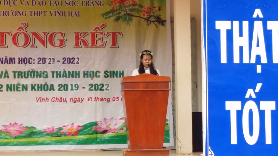 Em Trần Quyền Tiên đại diện học sinh phát biểu cảm xúc tri ân cha mẹ, thầy cô.