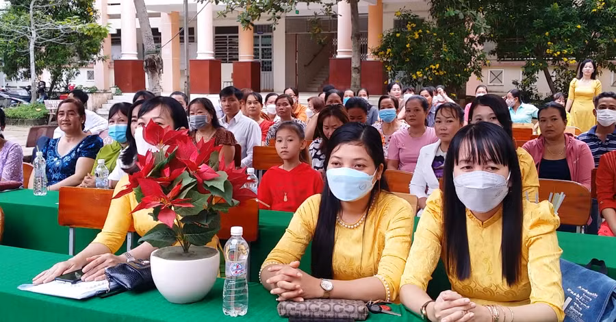 Đông đảo thầy cô giáo, phụ huynh tham gia lễ tri ân và trưởng thành.