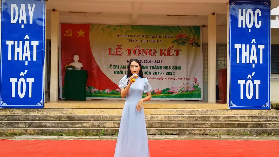 Các em học sinh lớp 12 trình diễn các tiết mục đặc sắc tri ân cha mẹ, thầy cô.