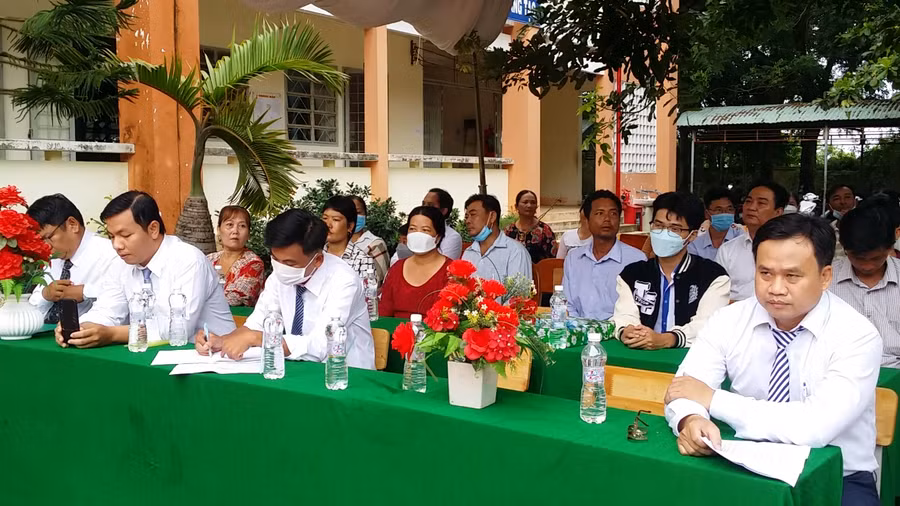 Ấm áp lễ tri ân và trưởng thành của học trò lớp 12 trường làng ảnh 1