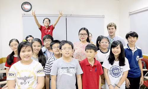 Phương Dung làm trợ giảng dạy Anh văn cho học sinh tại Hội Việt Mỹ