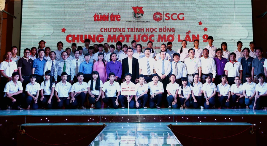 400 học sinh nghèo được nhận học bổng “Chung một ước mơ“