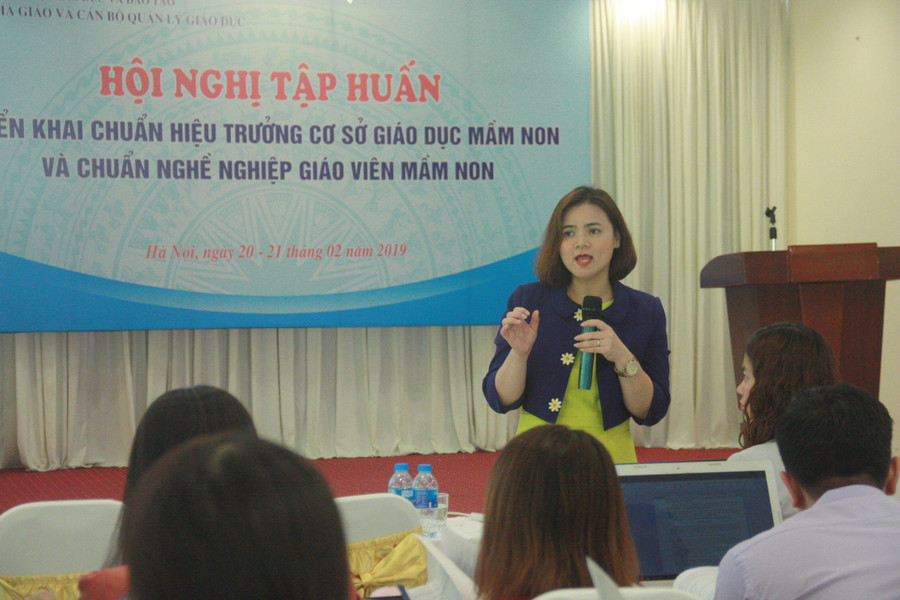 Bà Cù Thị Thủy – Phó trưởng Phòng Phát triển Nhà giáo và CBQL giáo dục - báo cáo viên tại hội nghị tập huấn