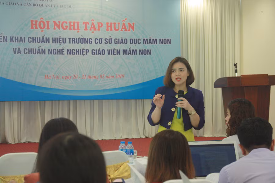 Bà Cù Thị Thủy – Phó trưởng Phòng Phát triển Nhà giáo và CBQL giáo dục - báo cáo viên tại hội nghị tập huấn