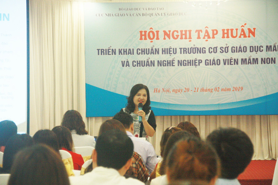 PGS.TS Đặng Thị Thanh Huyền – Trưởng nhóm nghiên cứu chuẩn hiệu trưởng cơ sở giáo dục mầm non chia sẻ tại hội nghị tập huấn
